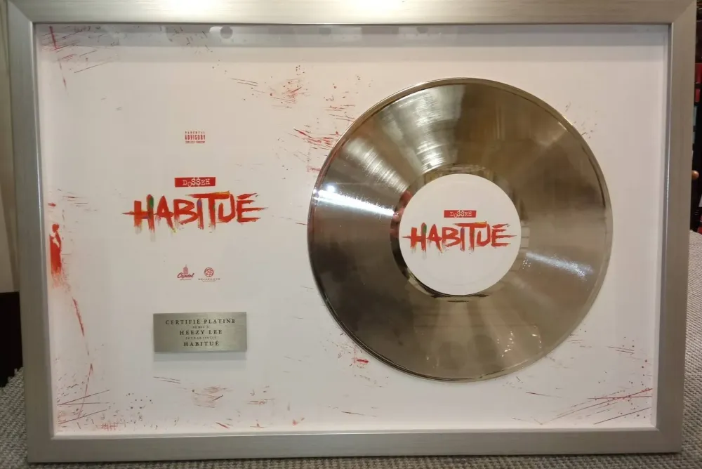 habitué dedidace